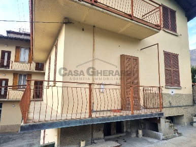 Foto Appartamento in Via Marco Ghirardelli, Gandino di 260 m² con 5 locali