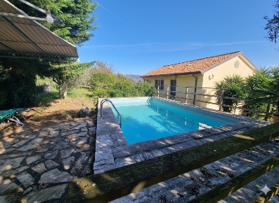 Foto Villa bifamiliare a Follo di 300 m² con 12 locali in vendita