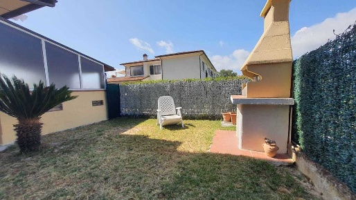 Foto Appartamento a Fosdinovo di 100 m² con 5 locali in vendita