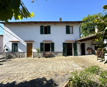 Foto Villa singola in Località Castagneta, Vernio di 180 m² con 6 locali