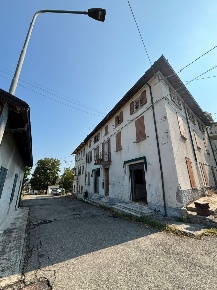 Foto Appartamento a Fornovo di Taro di 122 m² con 5 locali in vendita