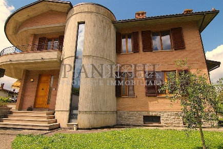 Foto Villa bifamiliare a Asciano di 304 m² con 10 locali in vendita