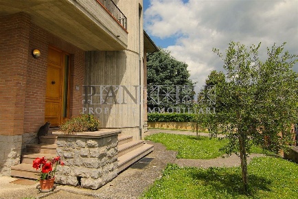 Foto Villa bifamiliare a Asciano di 304 m² con 10 locali in vendita