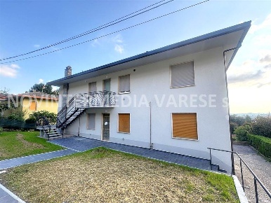 Foto Appartamento in via Monte Rosa, Cocquio-Trevisago di 80 m² in vendita
