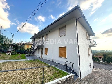 Foto Appartamento in via Monte Rosa, Cocquio-Trevisago di 80 m² in vendita