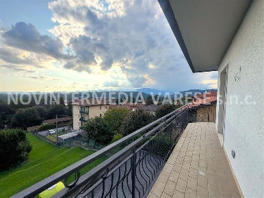 Foto Appartamento in via Monte Rosa, Cocquio-Trevisago di 80 m² in vendita