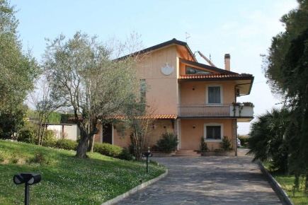 Foto Villa bifamiliare a Montelabbate di 304 m² con 13 locali in vendita