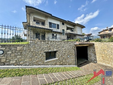 Foto Appartamento in Via Lemen, Almenno San Salvatore di 110 m² in vendita