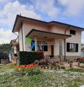 Foto Villa unifamiliare a Asciano di 253 m² con 9 locali in vendita