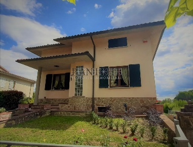 Foto Villa unifamiliare a Asciano di 360 m² con 8 locali in vendita