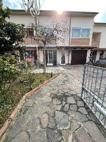 Foto Villa a schiera a Mordano di 194 m² con 5 locali in vendita