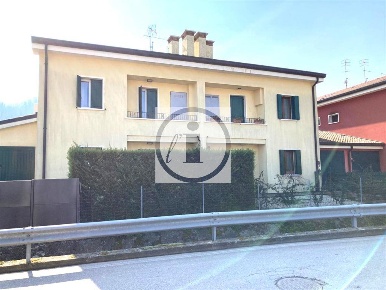 Foto Villa unifamiliare a Galzignano Terme di 142 m² con 5 locali