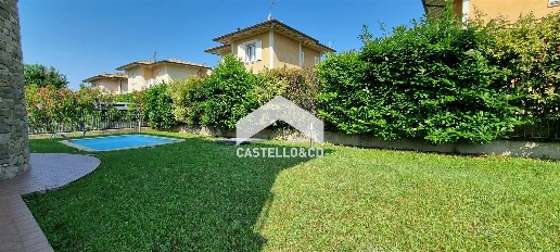 Foto Villa unifamiliare in via gazzolo, Manerba del Garda di 220 m²