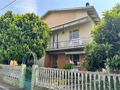 Foto Villa unifamiliare a Roncoferraro di 240 m² con 10 locali in vendita