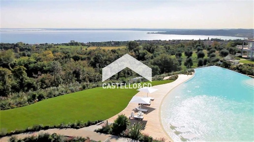 Foto Appartamento in Via Metelli, Padenghe sul Garda di 180 m² con 6 locali