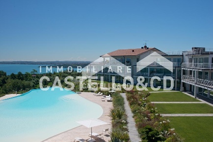 Foto Appartamento in Via Metelli, Padenghe sul Garda di 180 m² con 6 locali