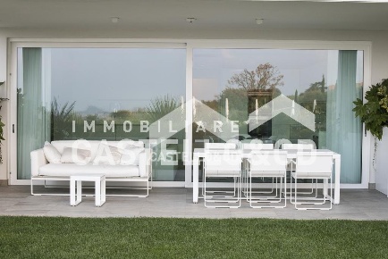 Foto Appartamento in Via Metelli, Padenghe sul Garda di 180 m² con 6 locali