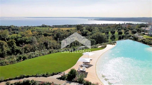 Foto Appartamento in Via Metelli, Padenghe sul Garda di 130 m² con 3 locali