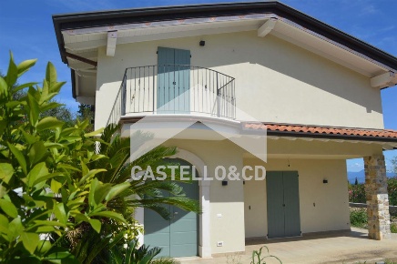 Foto Villa unifamiliare in Via Vighenzi, Padenghe sul Garda di 300 m²