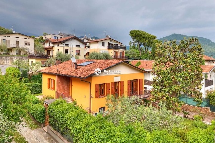 Foto Villa unifamiliare in via ziliani, Roè Volciano di 180 m² con 5 locali