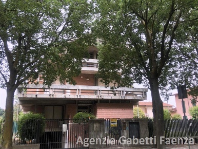 Foto Villa bifamiliare a Solarolo di 730 m² con 10 locali in vendita
