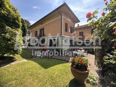 Foto Villa unifamiliare in via dante, Cocquio-Trevisago di 185 m²