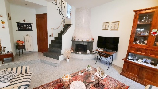Foto Villa unifamiliare a Asciano di 340 m² con 7 locali in vendita