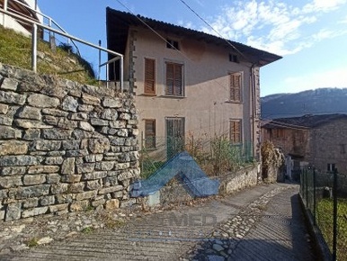 Foto Villa unifamiliare in via per Orezzo, Gazzaniga di 312 m² con 5 locali