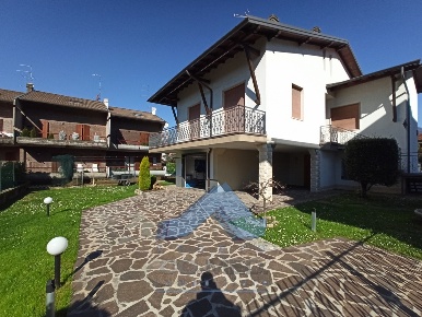 Foto Villa unifamiliare in via delle Volpi, Villa di Serio di 208 m²