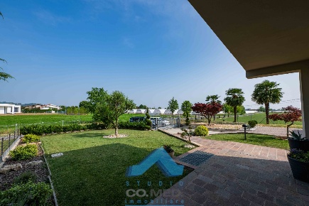 Foto Villa unifamiliare Carobbio degli Angeli di 236 m² con 4 locali