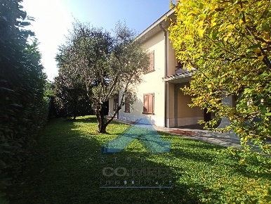 Foto Villa unifamiliare in via Tenente Belotti 32, Chiuduno di 484 m²