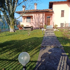 Foto Villa bifamiliare a San Giorgio Piacentino di 200 m² con 8 locali