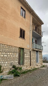 Foto Appartamento in via Aldo Moro 6, Prizzi di 91 m² con 5 locali
