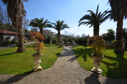 Foto Villa unifamiliare in C.da Senise, Altomonte di 250 m² con 11 locali