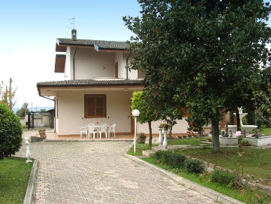 Foto Villa unifamiliare in Viale dei Pini, Collecorvino di 302 m²
