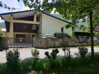 Foto Villa unifamiliare in viale Dante 35, Torre Pellice di 558 m²