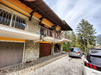 Foto Villa bifamiliare a Vestone di 270 m² con 5 locali in vendita