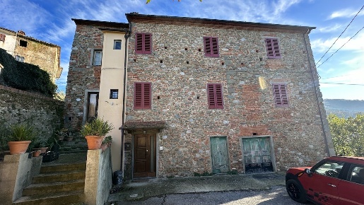 Foto Villa unifamiliare a Larciano di 500 m² con 17 locali in vendita