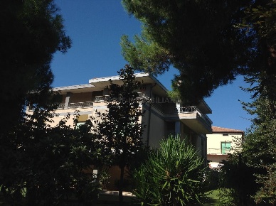 Foto Villa unifamiliare a Nereto di 500 m² in vendita
