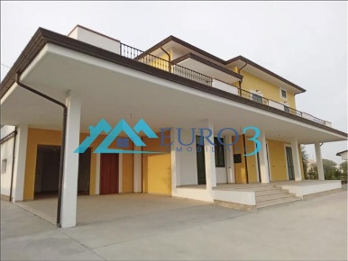 Foto Villa unifamiliare a Nereto di 300 m² con 12 locali in vendita