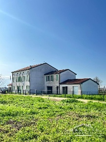 Foto Villa unifamiliare a Quistello di 500 m² con 15 locali in vendita