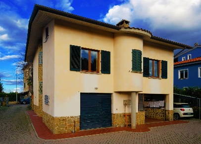 Foto Villa unifamiliare a Asciano Centro di 253 m² con 8 locali in vendita