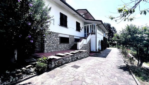 Foto Villa unifamiliare in Via Aldo Moro, Uzzano di 450 m² con 10 locali