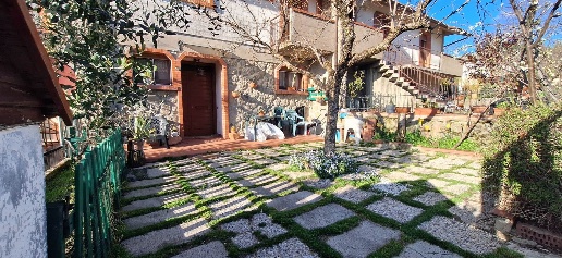 Foto Villa bifamiliare a Castel del Piano di 70 m² con 5 locali in vendita