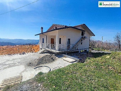 Foto Villa unifamiliare a Picerno di 285 m² con 10 locali in vendita