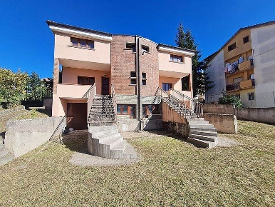 Foto Villa bifamiliare a Pignola di 91 m² con 8 locali in vendita