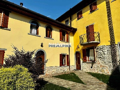 Foto Appartamento in Giuseppe Garibaldi  3, Pradalunga di 144 m² in vendita