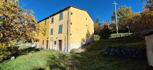 Foto Villa bifamiliare a Castel del Piano di 90 m² con 6 locali in vendita