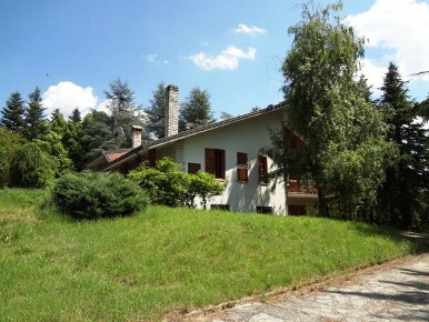 Foto Villa unifamiliare a Castelraimondo di 330 m² con 5 locali in vendita