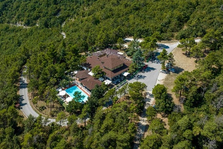 Foto Villa unifamiliare a Arcevia di 980 m² con 18 locali in vendita